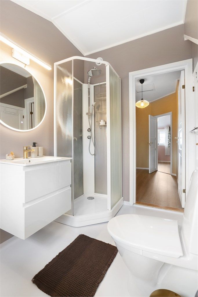 Badet er også utstyrt med dusjkabinett.