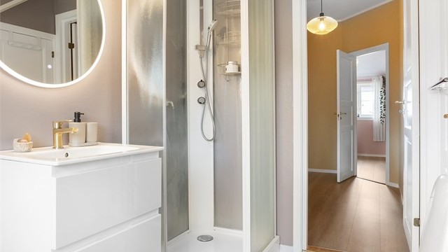Badet er også utstyrt med dusjkabinett.