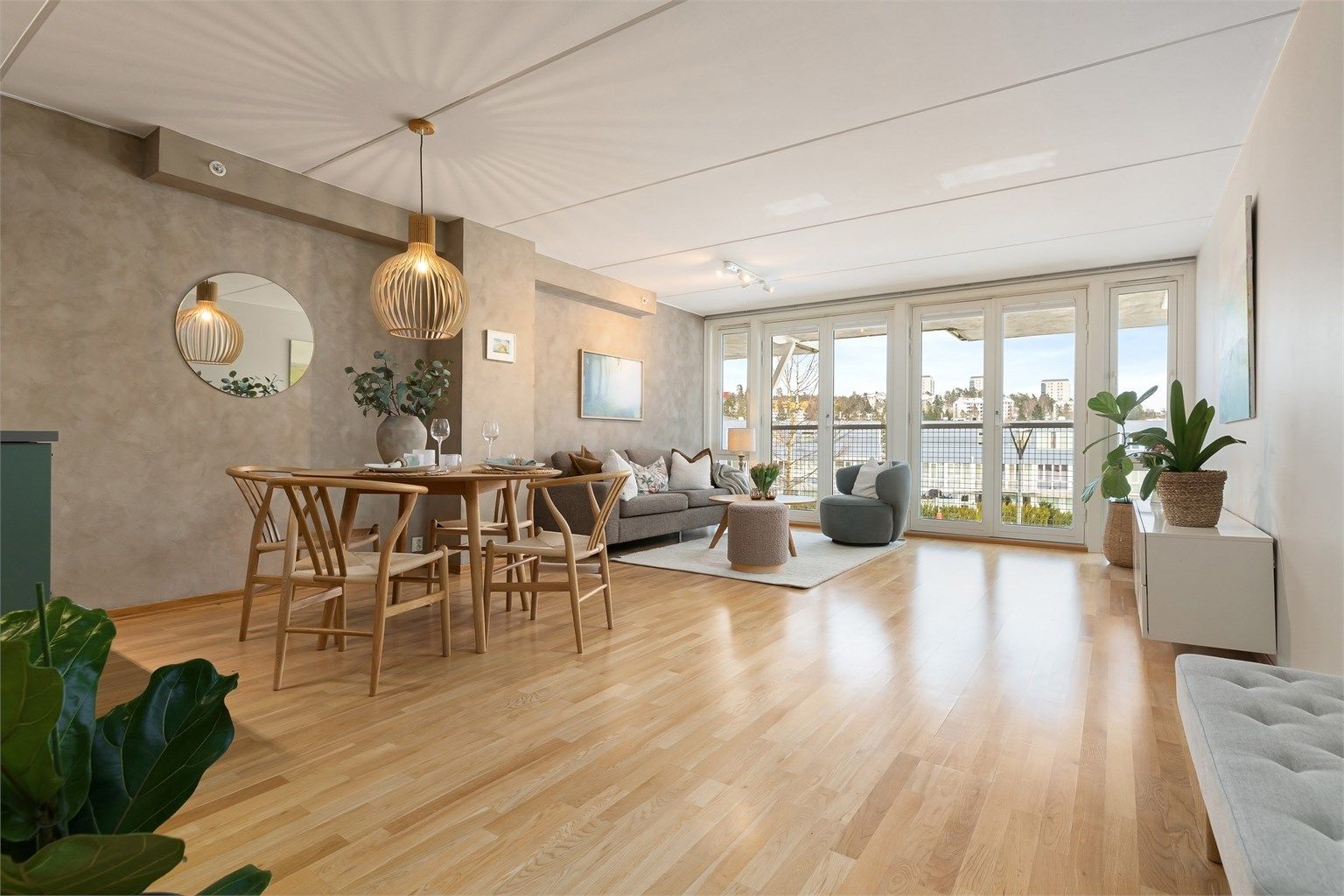 Moderne og gjennomgående 3-roms med gode lysforhold og fransk balkong, påkostet kjøkken fra 2026, samt både heis og garasje m/EL!