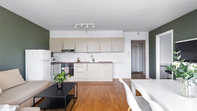 Her kan man gå tørrskodd inn i leiligheten med heis fra lukket p-anlegg