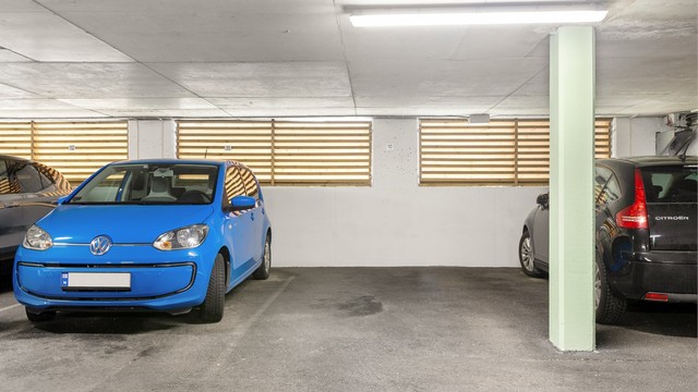 Garasjeplass nr. 10 følger leiligheten.