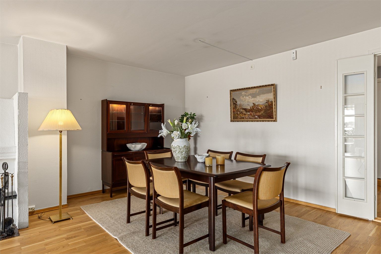 God plass til stort spisebord, i tillegg til vitrineskap eller skjenk
