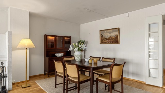 God plass til stort spisebord, i tillegg til vitrineskap eller skjenk
