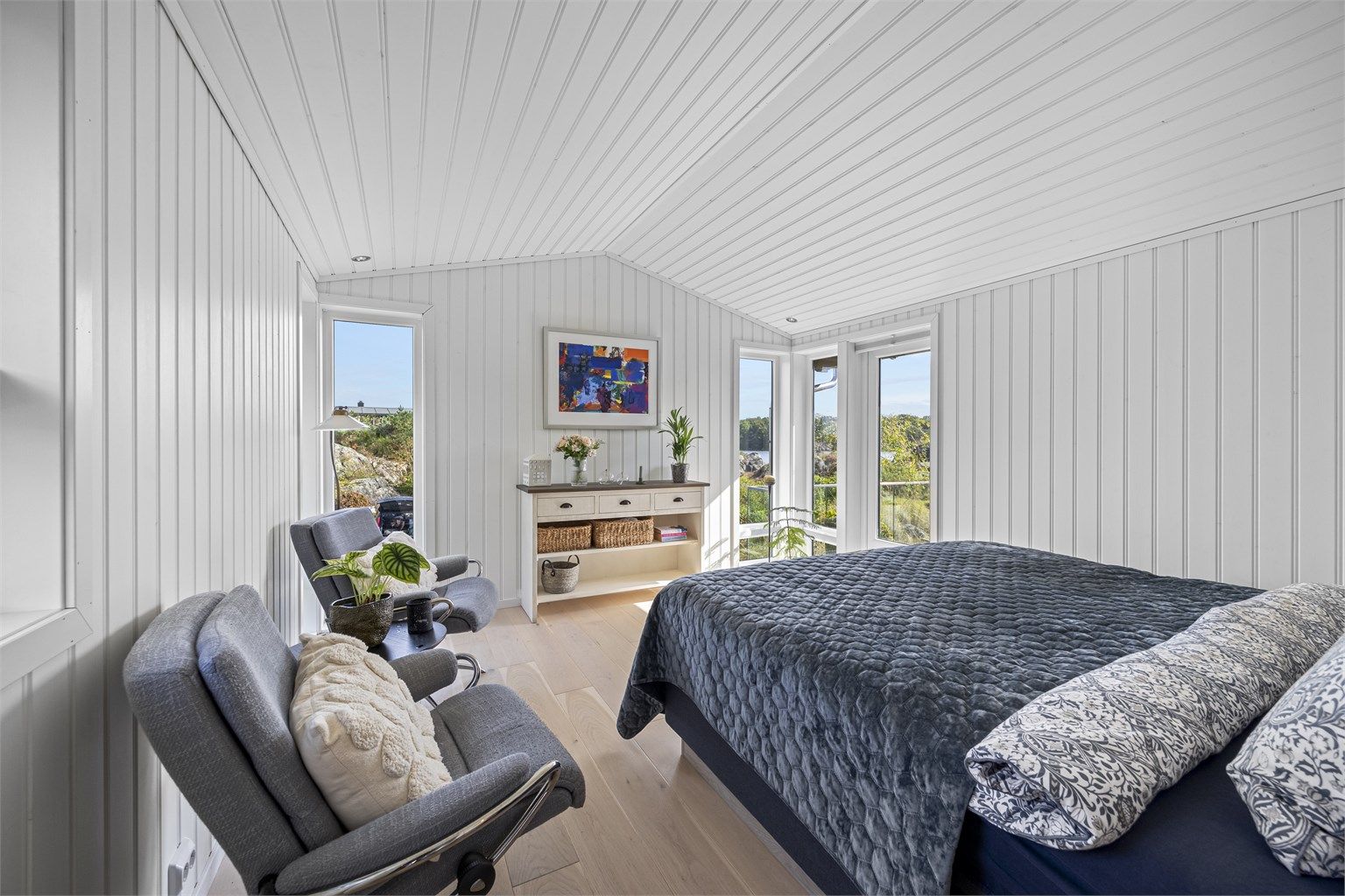 Hovedsoverom i påbygget med utsikt til sjøen.