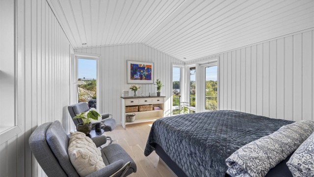 Hovedsoverom i påbygget med utsikt til sjøen.