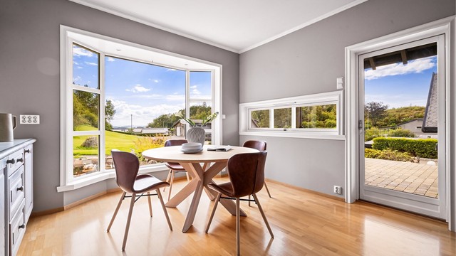 En herlig spiseplass. Parkett på gulvet er gjennomgående, utenom i entré og på våtrom.