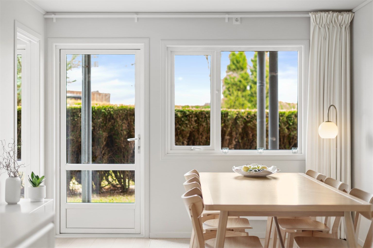 Balkongdøren og store vindusflater slipper inn rikelig med dagslys.