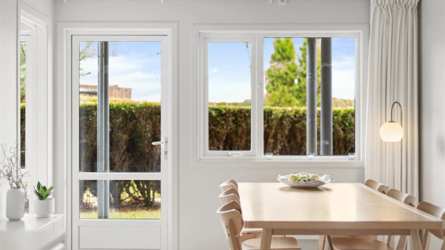 Balkongdøren og store vindusflater slipper inn rikelig med dagslys.