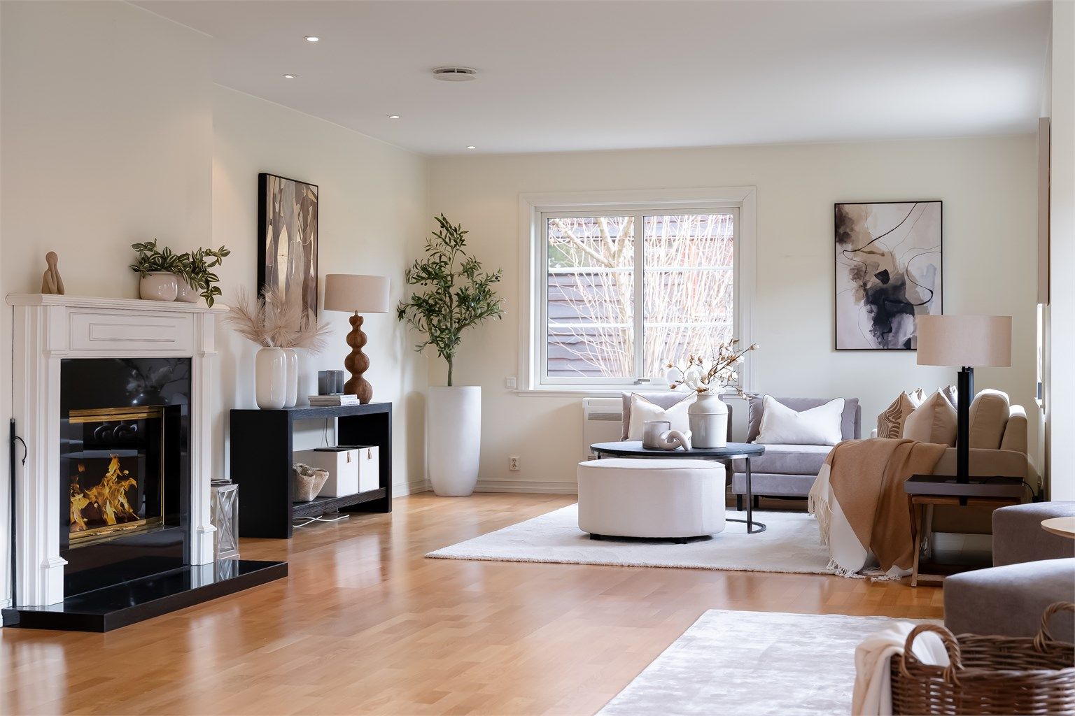 Dette er en representativ og elegant leilighet i idyllisk villavei på Ris, beliggenhet i grønne omgivelser mellom Vinderen og Slemdal. Foto: Borowiak, Chris.