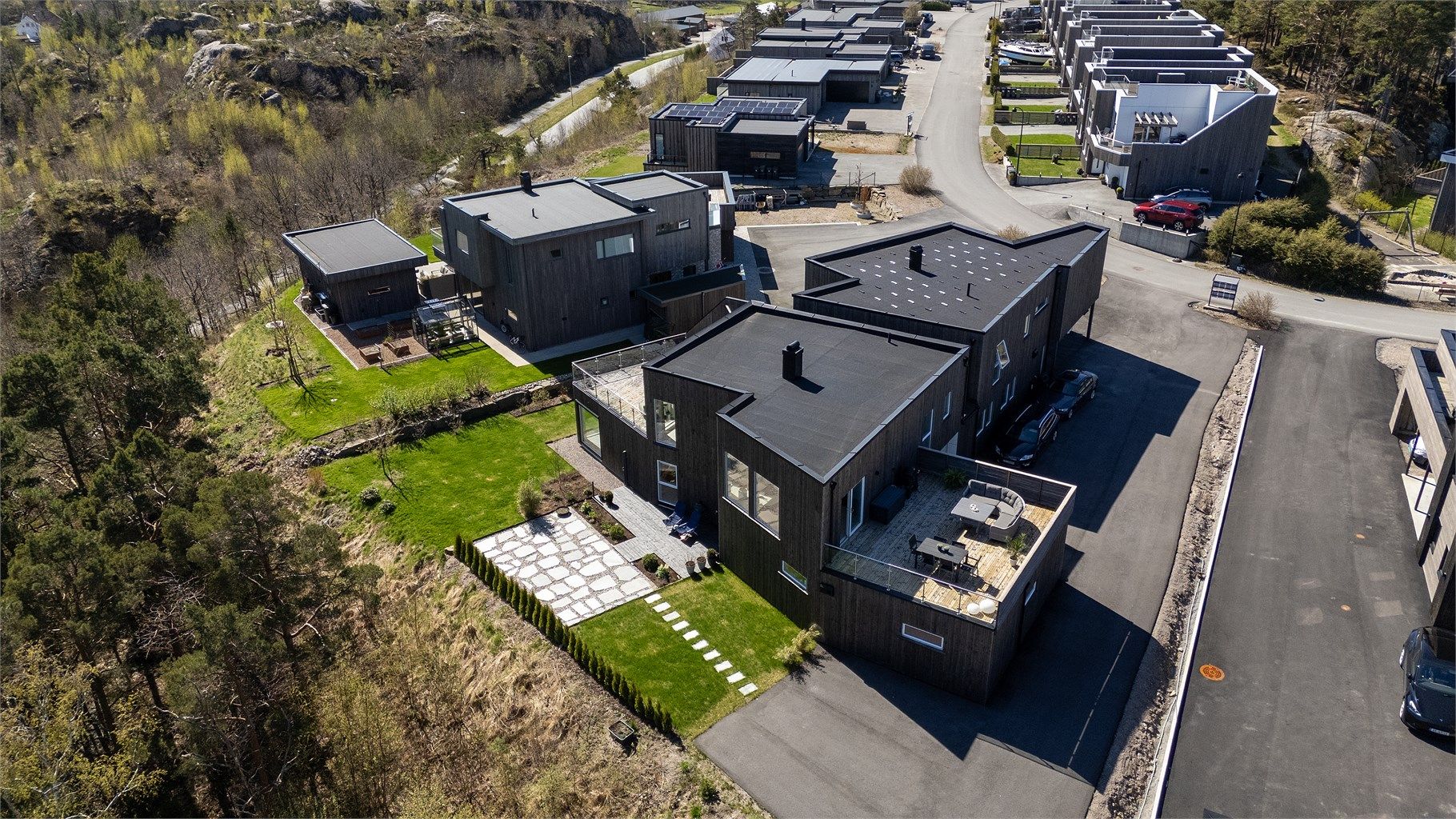 Dronebilde av uteområder og huset