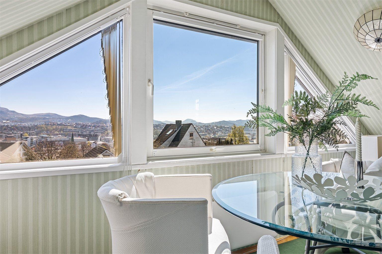 Flott utsikt mot Hana og fjellene. 