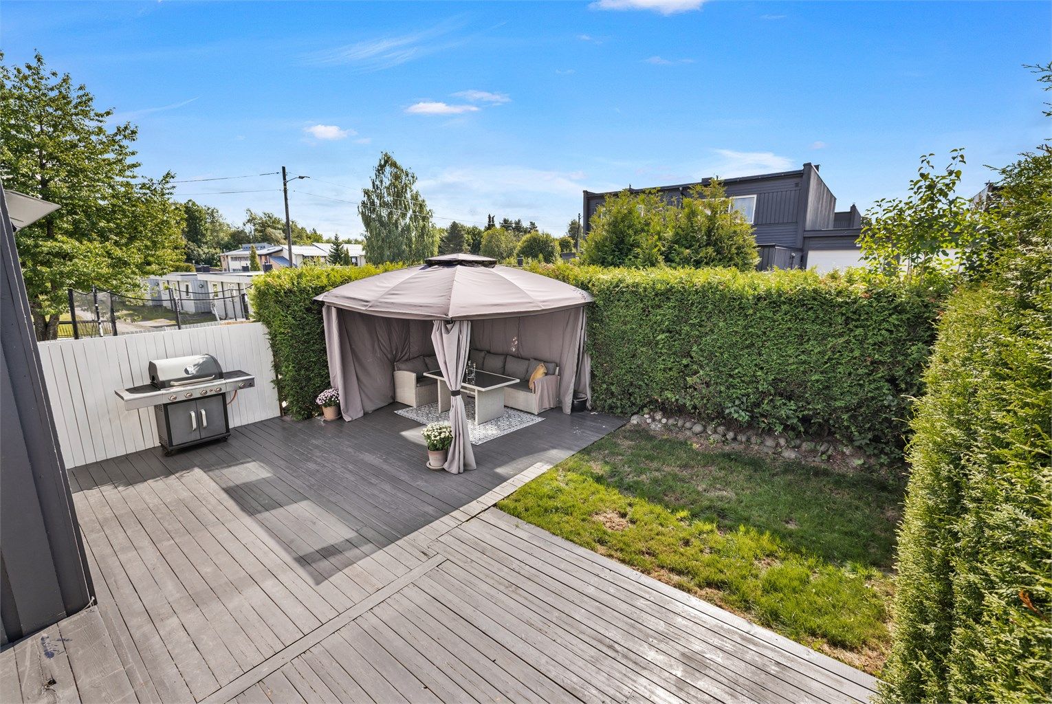 Hagen er pent opparbeidet med plen og terrasse.