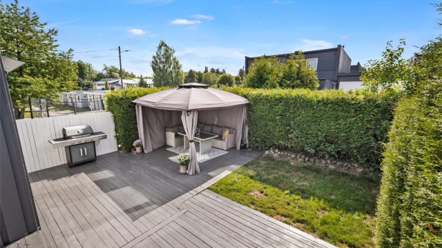 Hagen er pent opparbeidet med plen og terrasse.