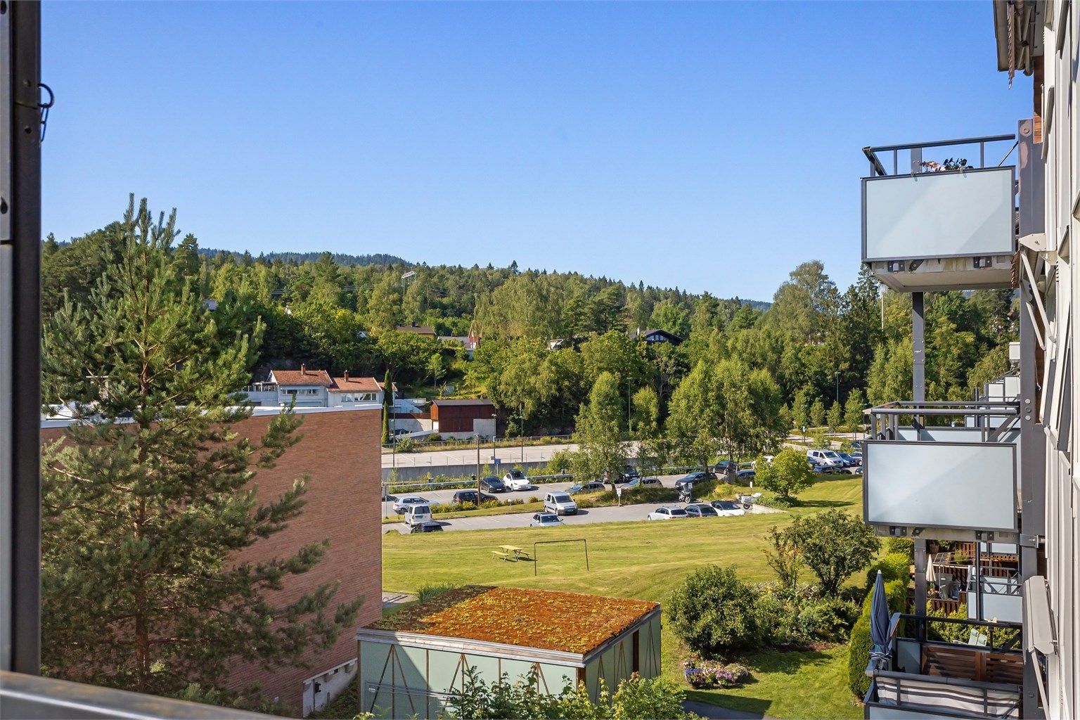 Durudveien er et rolig og usjenert boligområde i solrike og grønne omgivelser