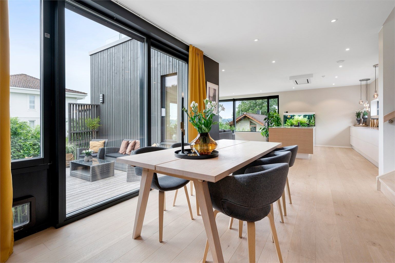 Spisestue og hovedsoverom har utgang til en lun og skjermet terrasse på sørøstsiden av huset. 