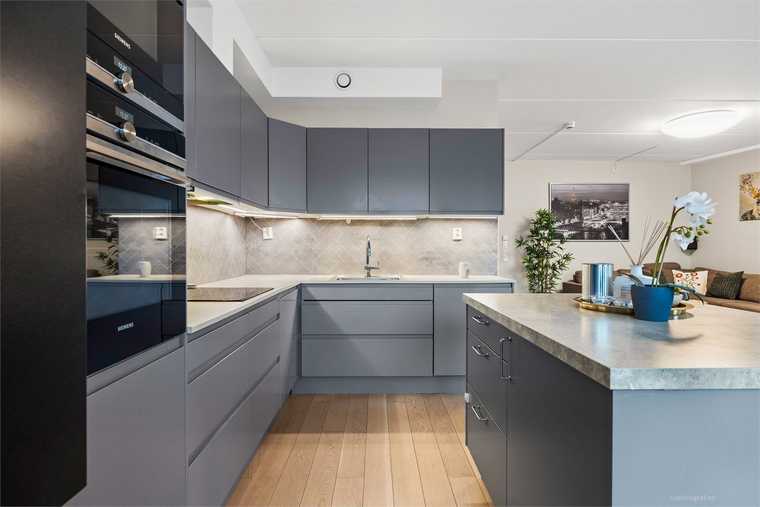 Praktisk kjøkkenøy med barløsning og underskap