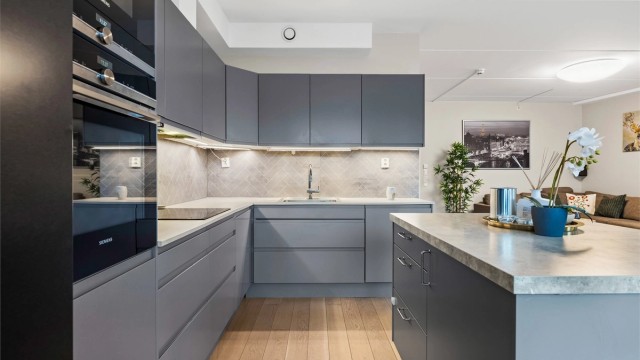 Praktisk kjøkkenøy med barløsning og underskap