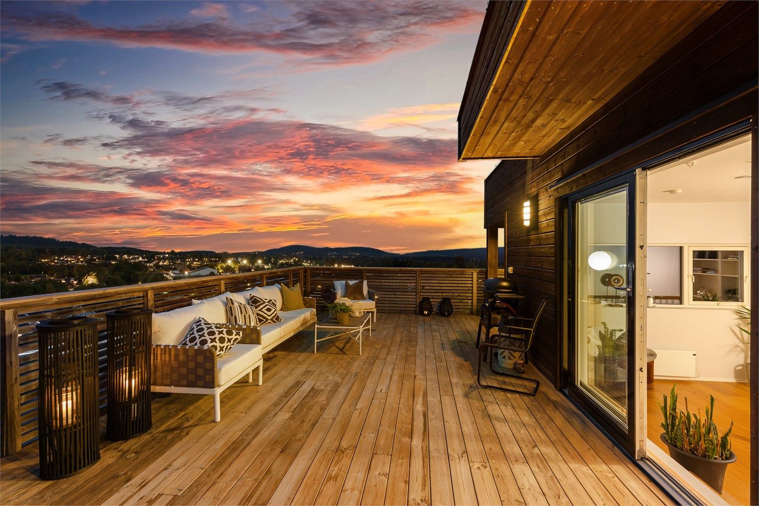 Den imponerende takterrassen på ca. 52 m² har god plass til både lounge og spisebord.