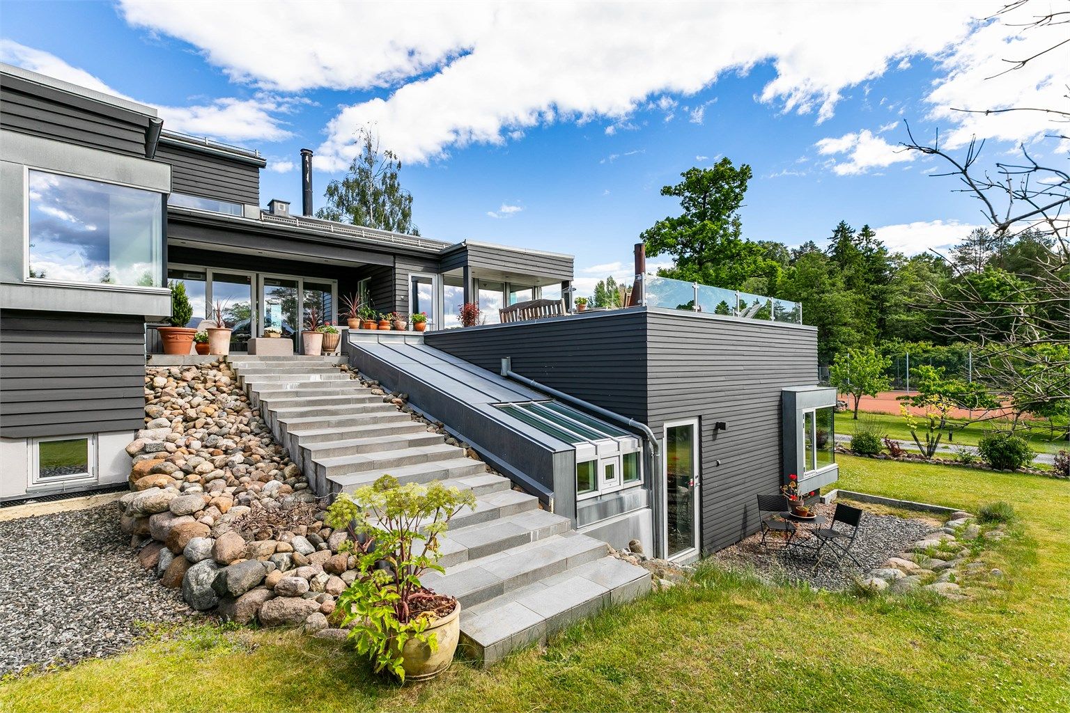 Hagens tumleplass er sømløst knyttet sammen med det store utearealet på terrassen.