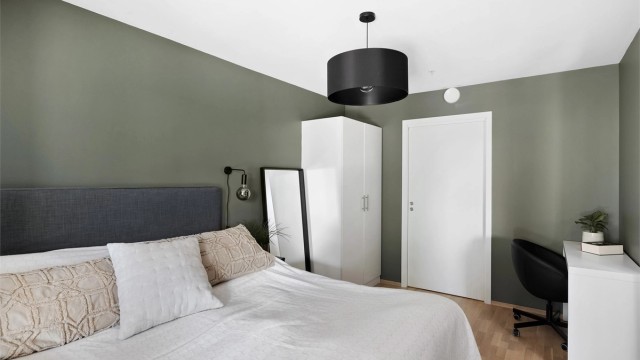Hovedsoverommet har også plass til skrivebordsløsning, og er utstyrt med garderobeskap.