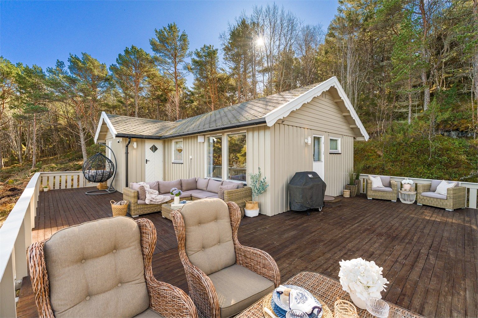 Terrassen omkranser 2/4 deler av hytta og har gode møbleringsmuligheter.