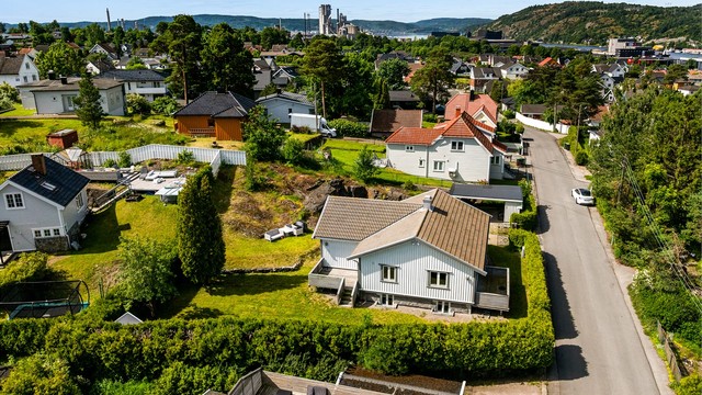 To terrasser i trevirke på boligens nord- og sørøst-side.