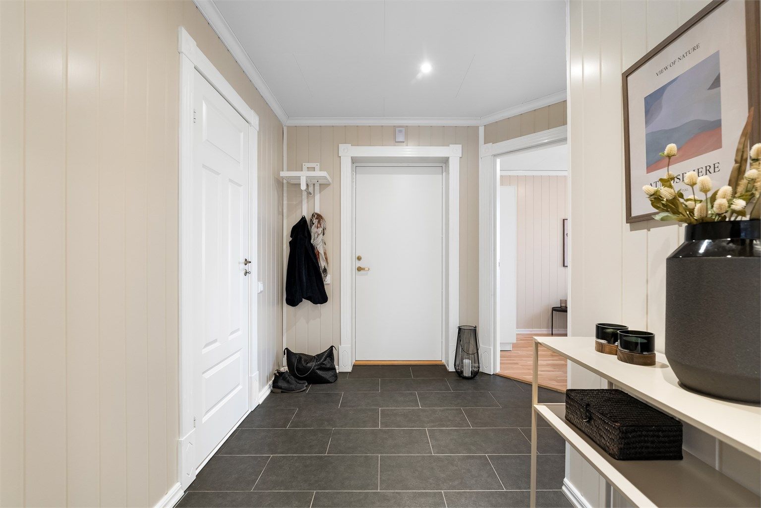 Entreen er lys og romslig med god plass til kommode og øvrig møblement.