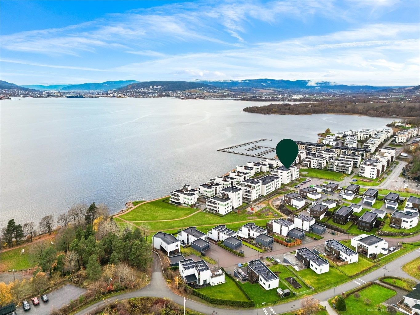 Leiligheten har en flott beliggenhet like ved fjorden på Engersand Havn