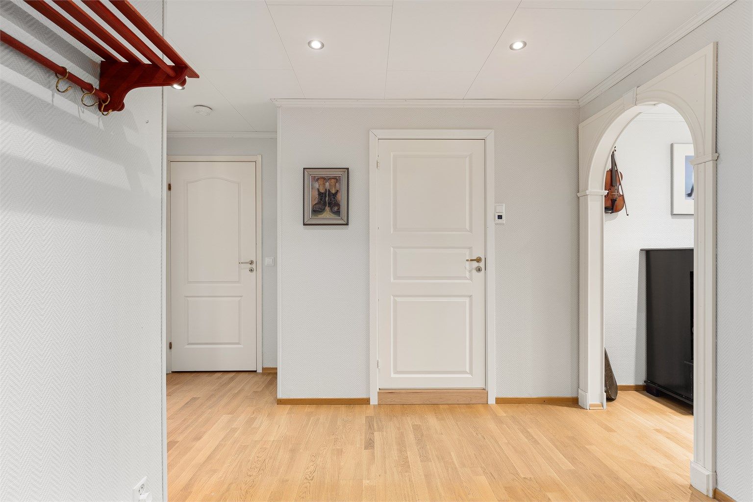 Entré/gang med inngang til bad og separat toalettrom