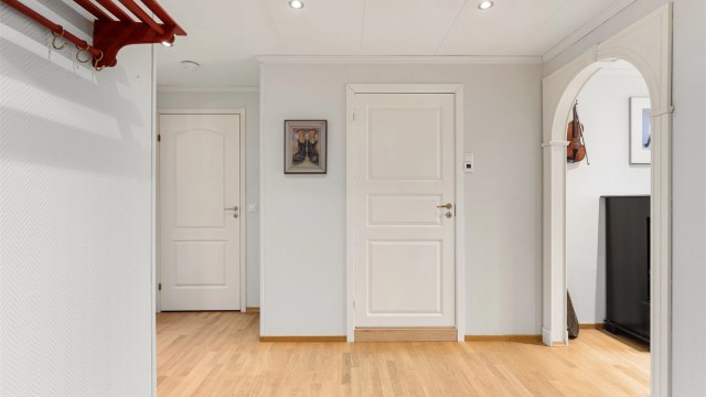 Entré/gang med inngang til bad og separat toalettrom