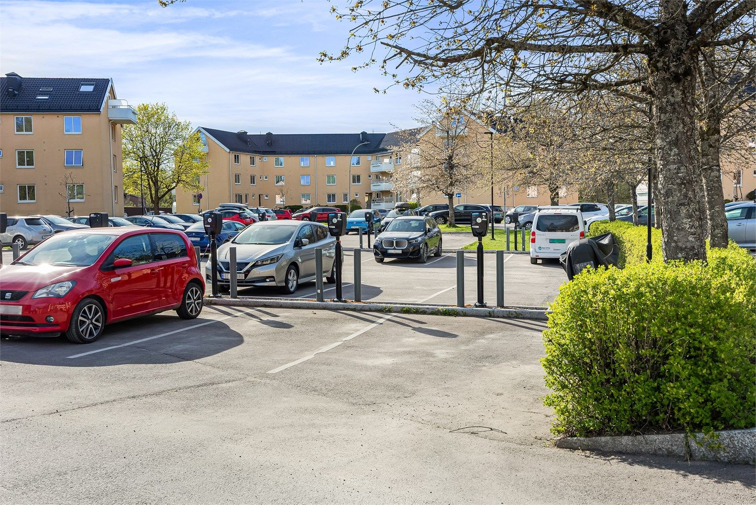 Aksjeeiere som har bil kan søke styret å få parkeringsoblat for å benytte plassene. Flere av parkeringsplassene har montert ladeboks for el-bil. 