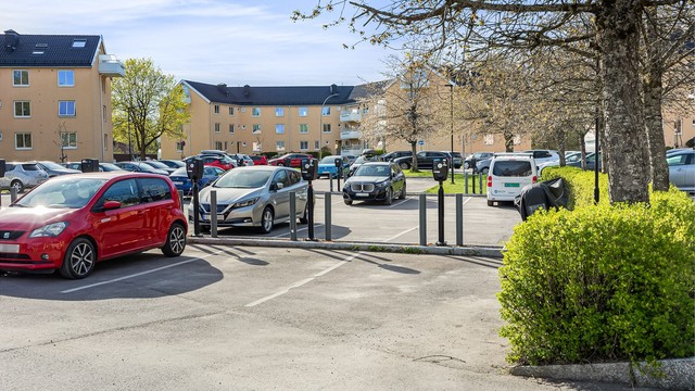 Aksjeeiere som har bil kan søke styret å få parkeringsoblat for å benytte plassene. Flere av parkeringsplassene har montert ladeboks for el-bil.