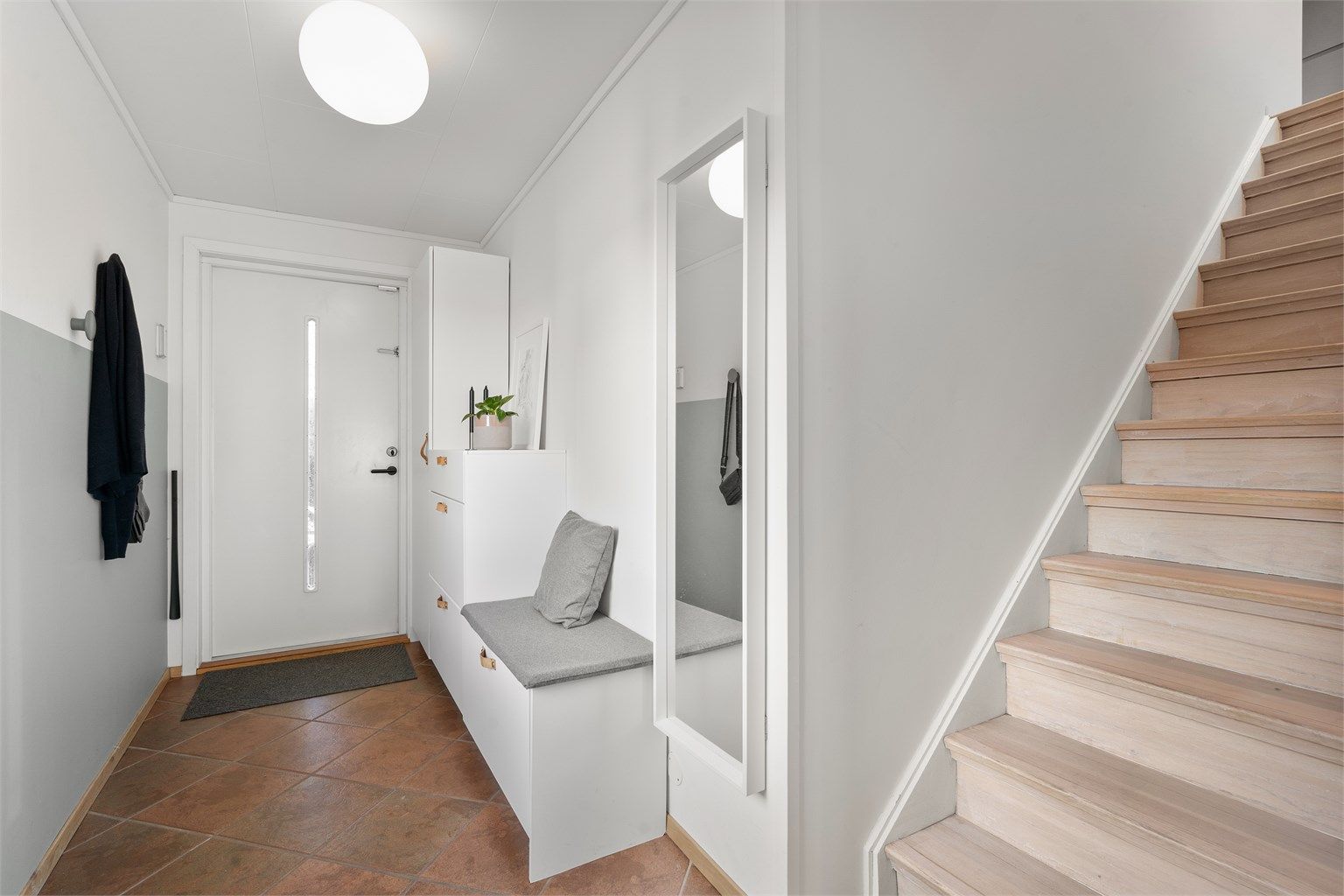 Entré med fliser på gulv, varmekabler, malte vegger og god plass til å henge av yttertøy. Fra entré er det trapp opp til 2.etg og glassdør inn til stue. 