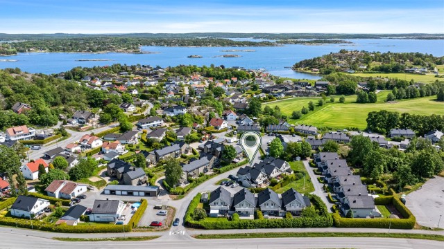 En trenger ikke å reise på sommerferie når en bor i Gjekstad/Lahelle, her er det umiddelbar avstand til butikk, turområde, fotballbaner, lekeplasser, flere badestrender og vakre Lahellefjorden.