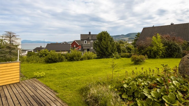 Fra terrassen har man enkel tilkomst til hagen.