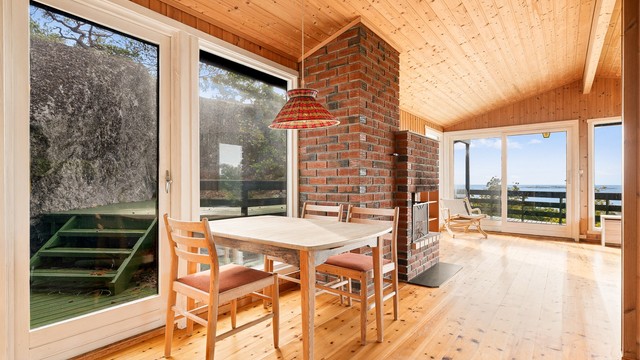 Koselig spiseplass med direkte utgang til den romslige terrassen , perfekt for å forlenge måltidene utendørs på fine sommerdager.