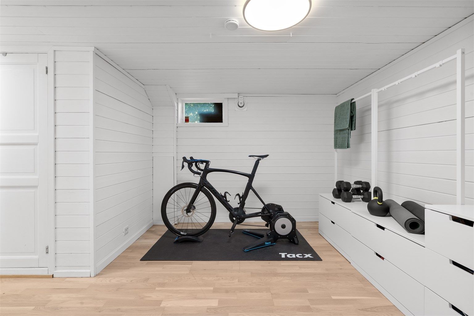 Kjelleren er innredet med hobbyrom, vaskerom, bad, to romslige boder med lagringsplass, og gang med utgang til hage. 
