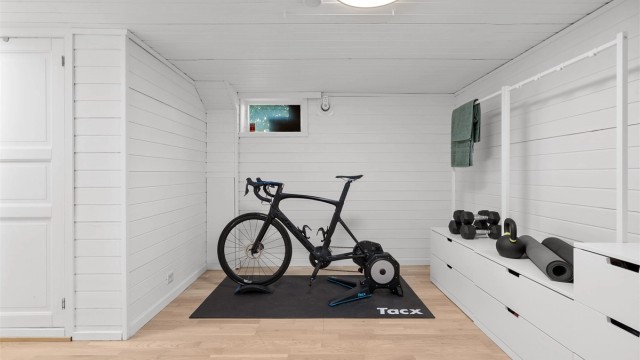 Kjelleren er innredet med hobbyrom, vaskerom, bad, to romslige boder med lagringsplass, og gang med utgang til hage.