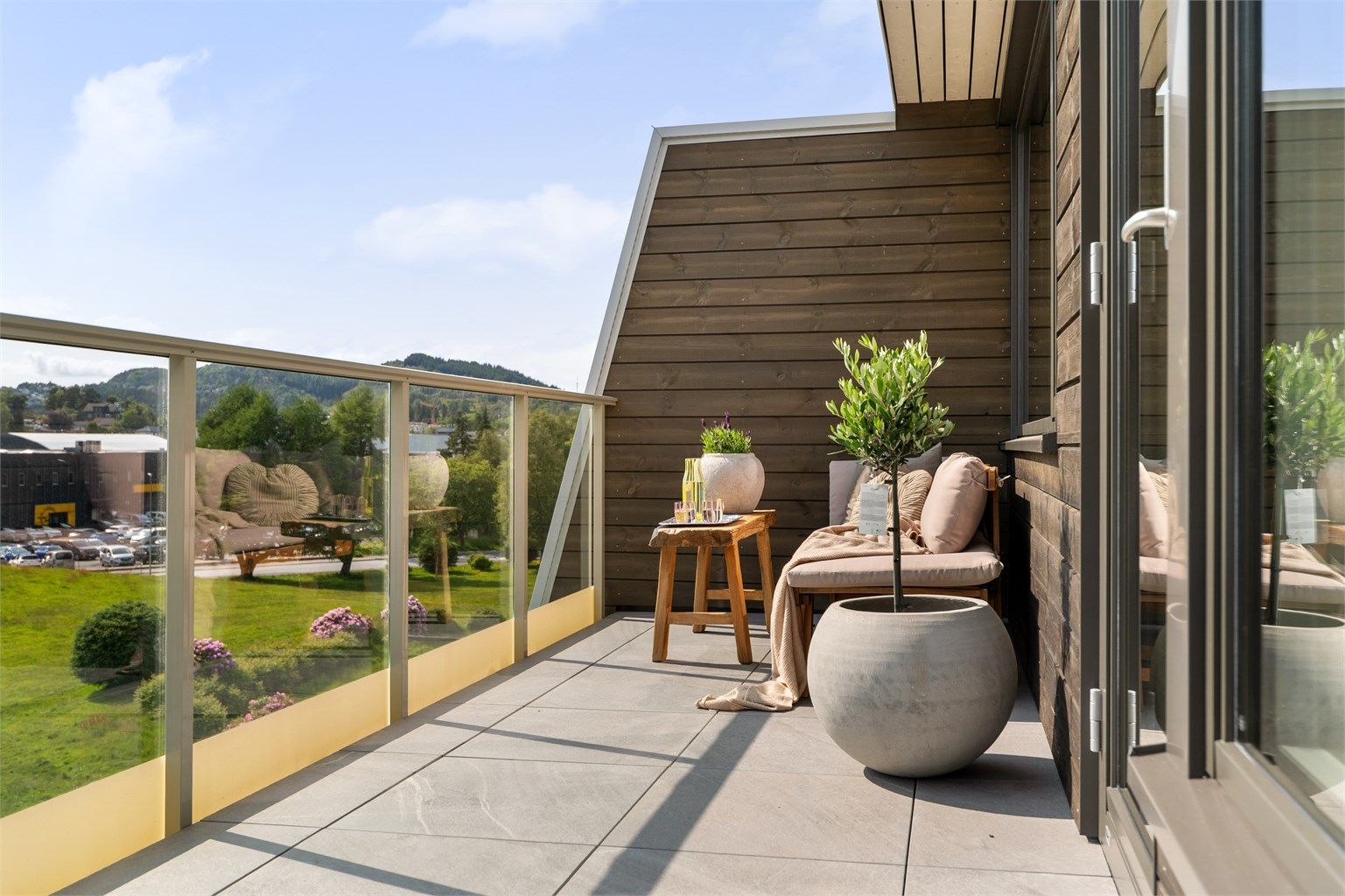 Meget solrik, sørvestvendt balkong med vidstrakt utsikt. Her kan man nyte stillheten og de naturskjønne omgivelsene