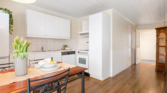 Kjøkkenet er lyst og innredet med glatte fronter og benkeplate av laminat.