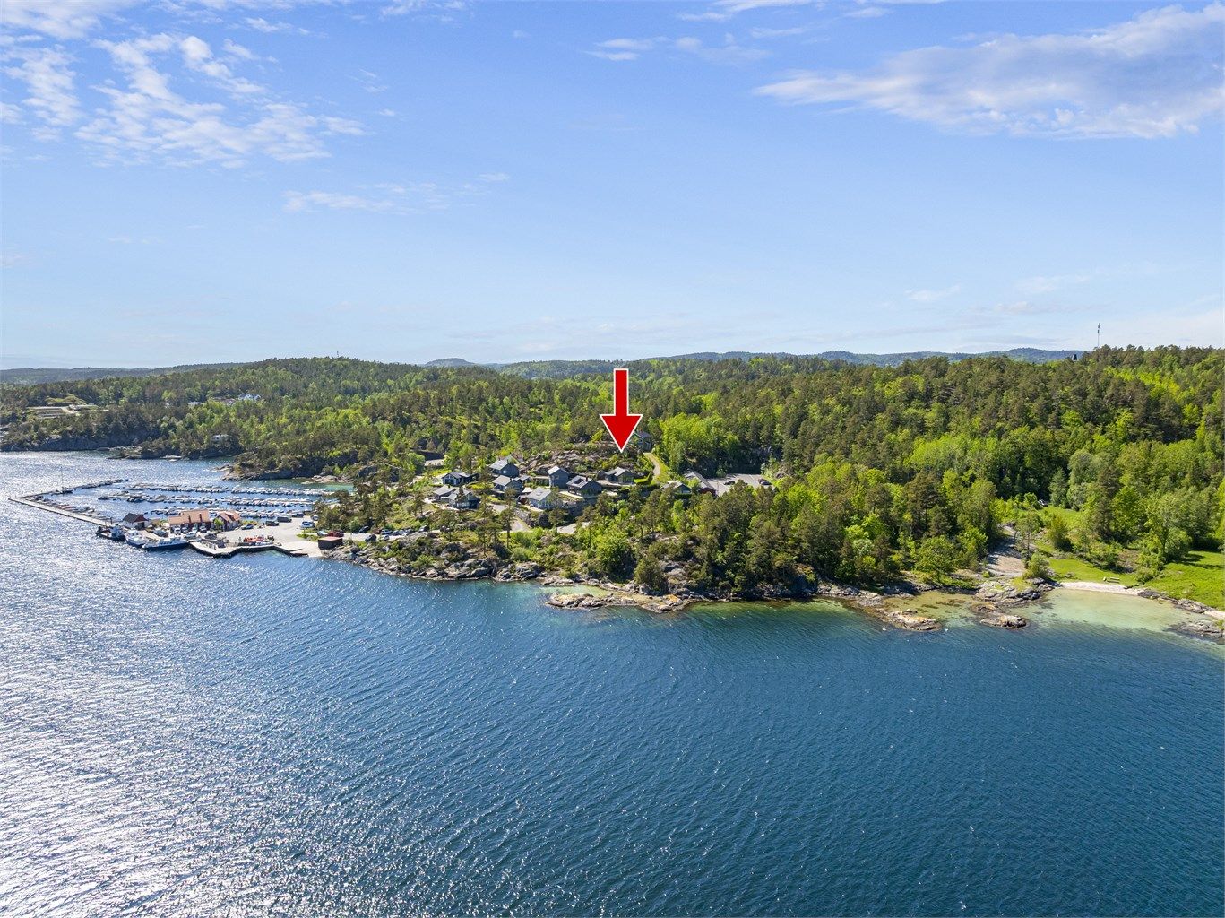 Kort vei til restaurant med deilig sjømat og noe for enhver. Det er også få meter til båtplass og badestrand.