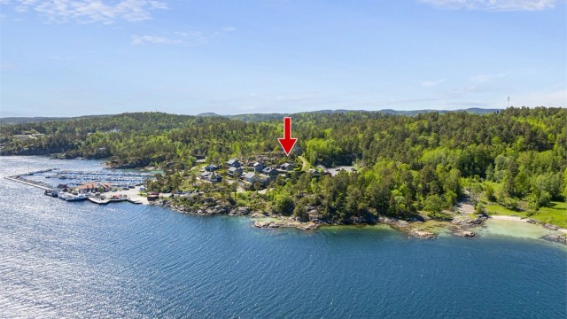 Kort vei til restaurant med deilig sjømat og noe for enhver. Det er også få meter til båtplass og badestrand.