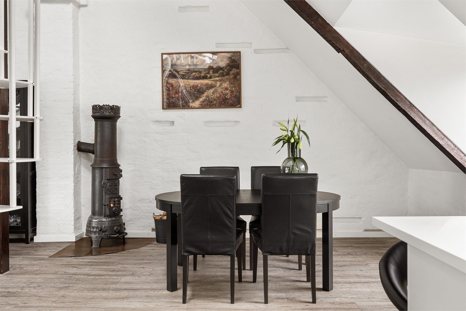 En klassisk vedovn gir ekstra varme og hygge på kalde dager.