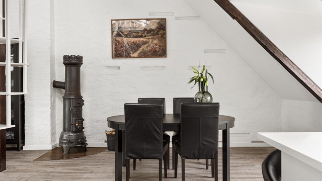 En klassisk vedovn gir ekstra varme og hygge på kalde dager.