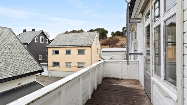 Vestvendt balkong utsikt mot flott friområde på Storhaugen