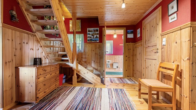Gjennomgående bruk av furubord på gulv og panel i himling.