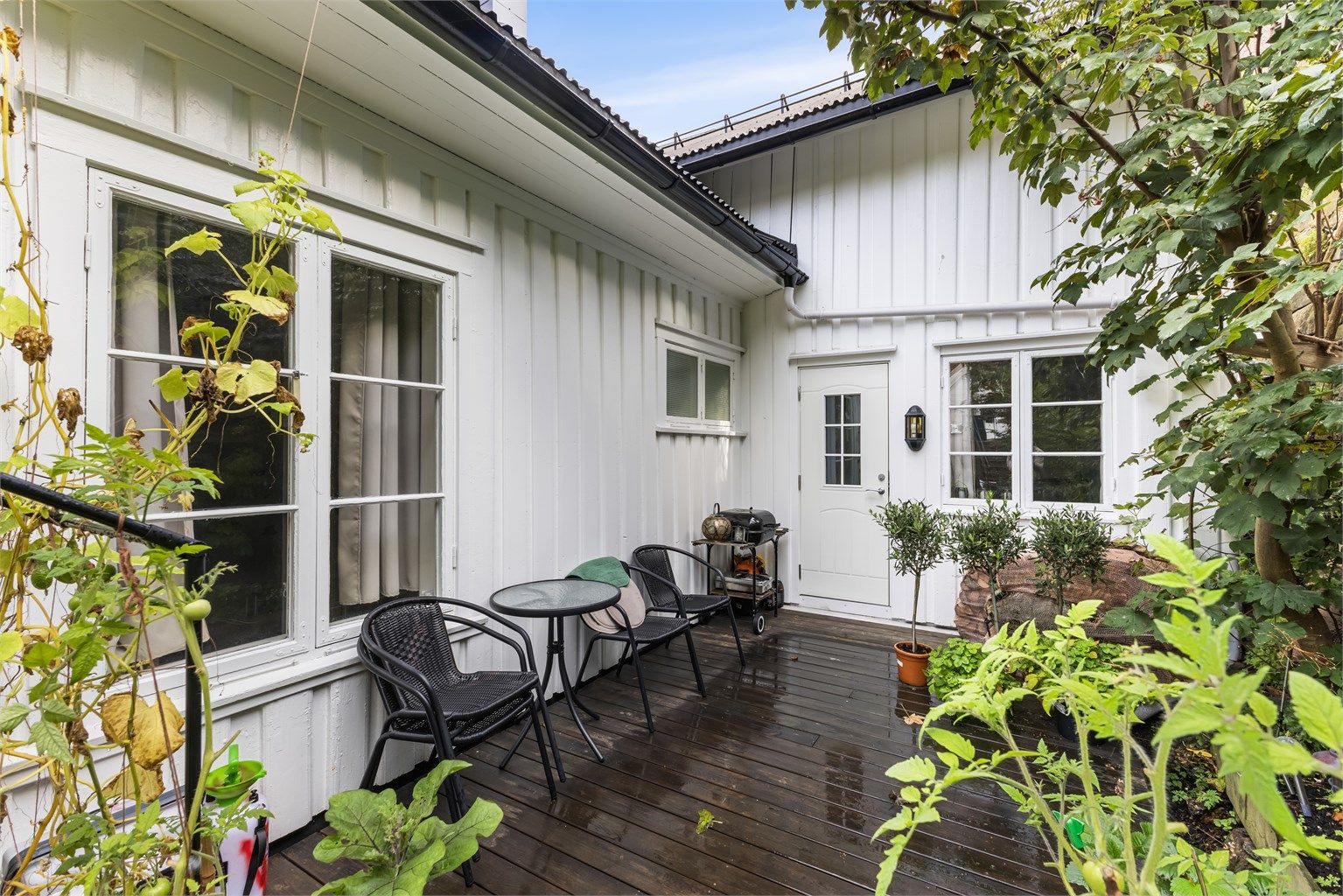 Privat terrasse som tilhører leiligheten. 