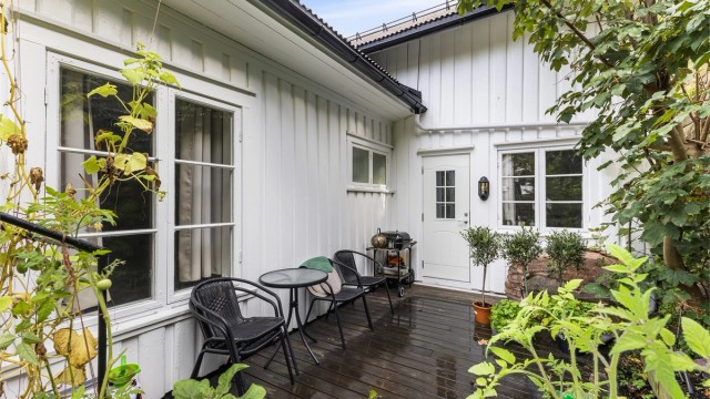 Privat terrasse som tilhører leiligheten.