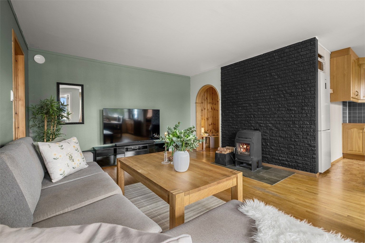 Leiligheten er oppvarmet med panelovner og peisovn som skaper en lun og varm atmosfære på kjølige dager.