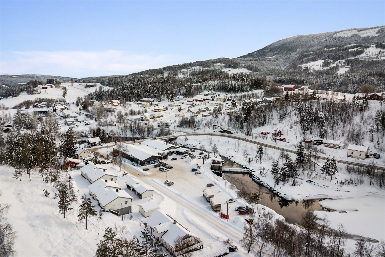 Vinterstid er det anlagt lysløype like ved eiendommen, med gode skimuligheter.